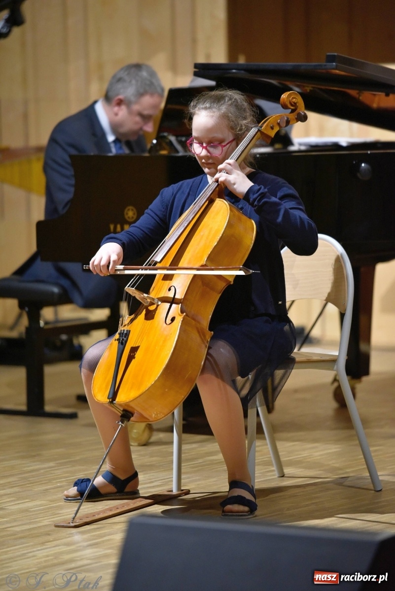 Zdjęcie w galerii na portalu naszraciborz.pl: Uczniowie szkoły muzycznej zagrali dla Ukrainy wiadomości z regionu