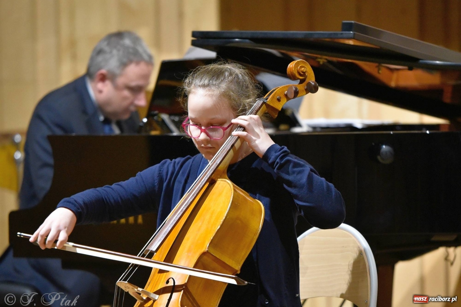Zdjęcie w galerii na portalu naszraciborz.pl: Uczniowie szkoły muzycznej zagrali dla Ukrainy wiadomości z regionu