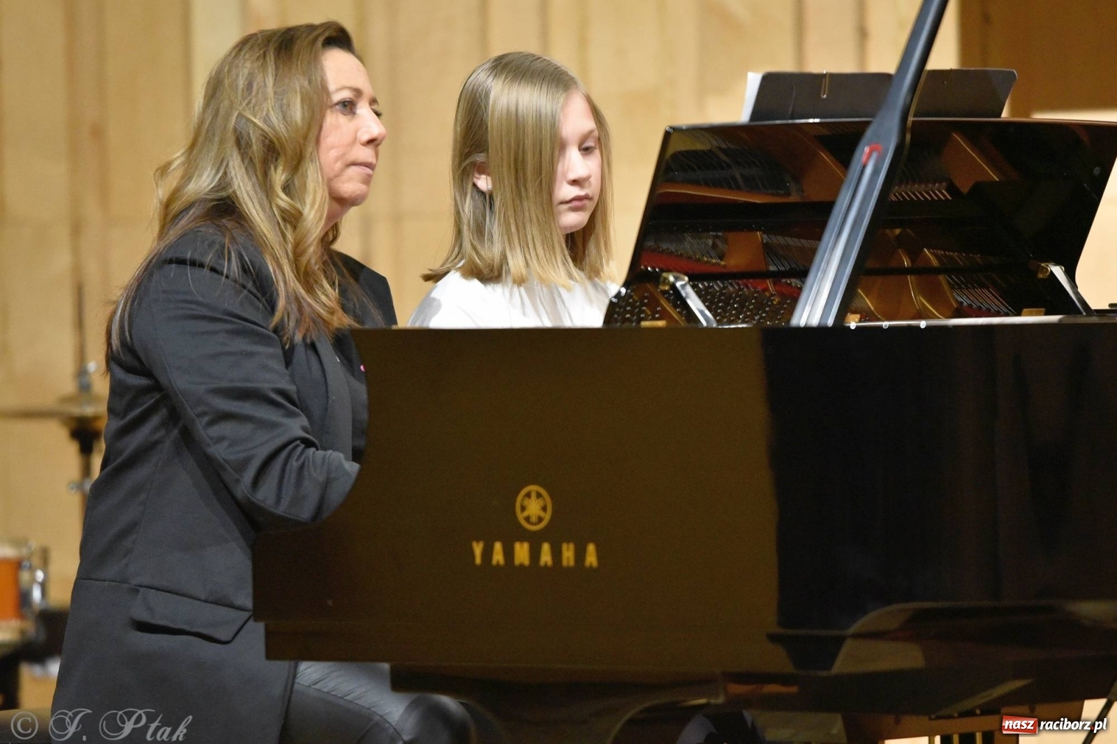 Zdjęcie w galerii na portalu naszraciborz.pl: Uczniowie szkoły muzycznej zagrali dla Ukrainy wiadomości z regionu