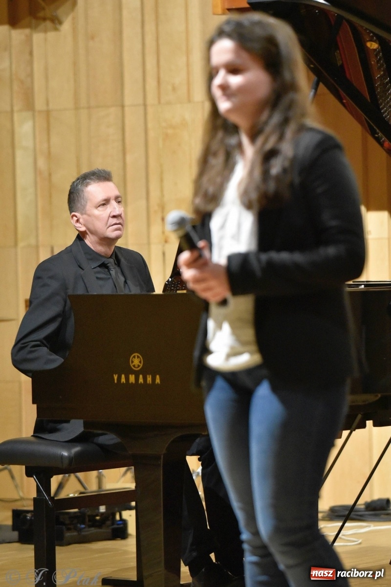 Zdjęcie w galerii na portalu naszraciborz.pl: Uczniowie szkoły muzycznej zagrali dla Ukrainy wiadomości z regionu