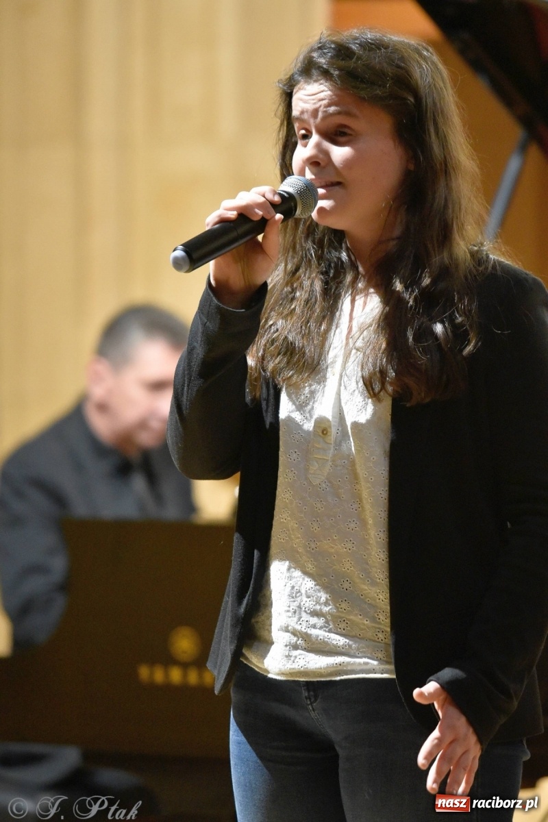 Zdjęcie w galerii na portalu naszraciborz.pl: Uczniowie szkoły muzycznej zagrali dla Ukrainy wiadomości z regionu