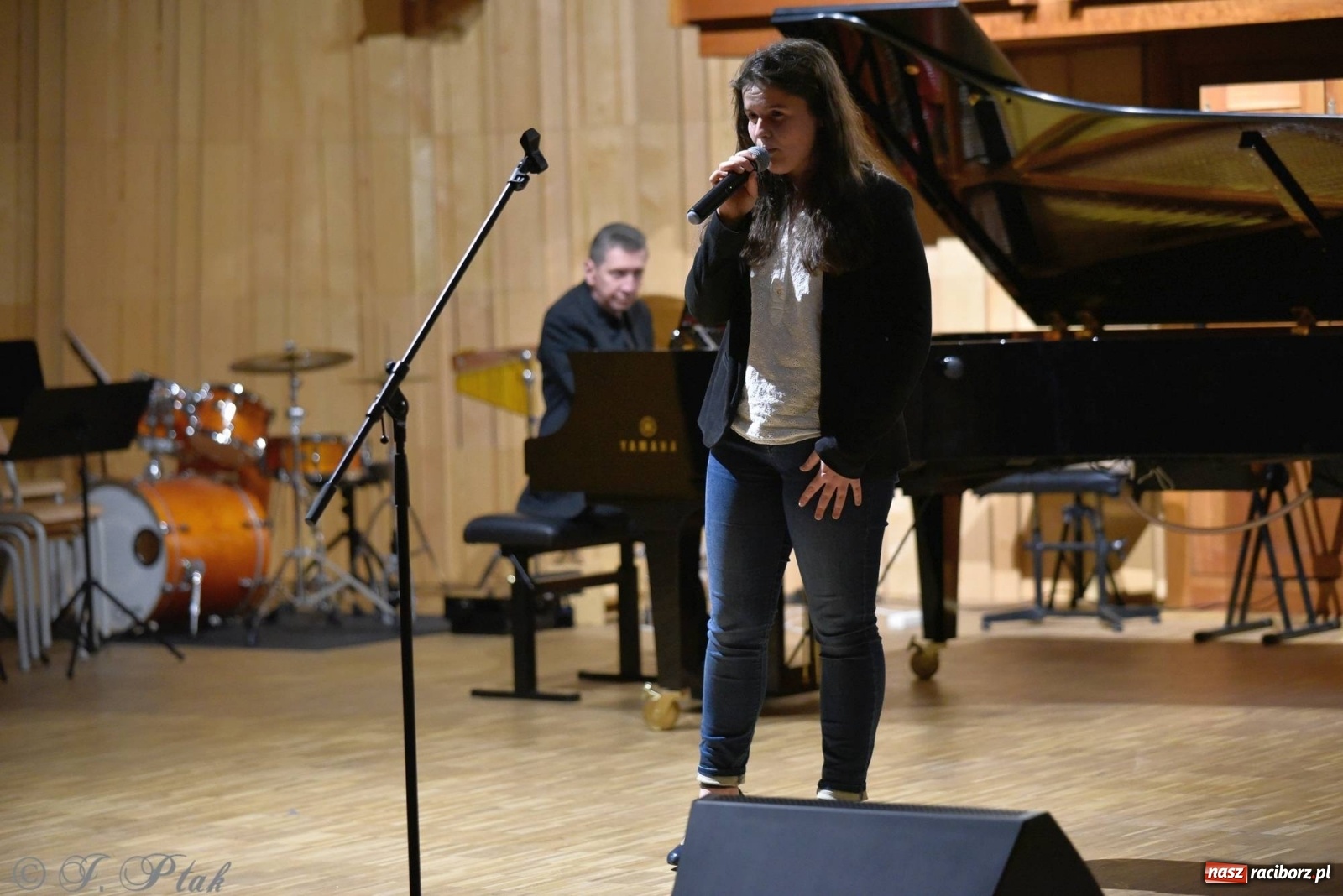 Zdjęcie w galerii na portalu naszraciborz.pl: Uczniowie szkoły muzycznej zagrali dla Ukrainy wiadomości z regionu