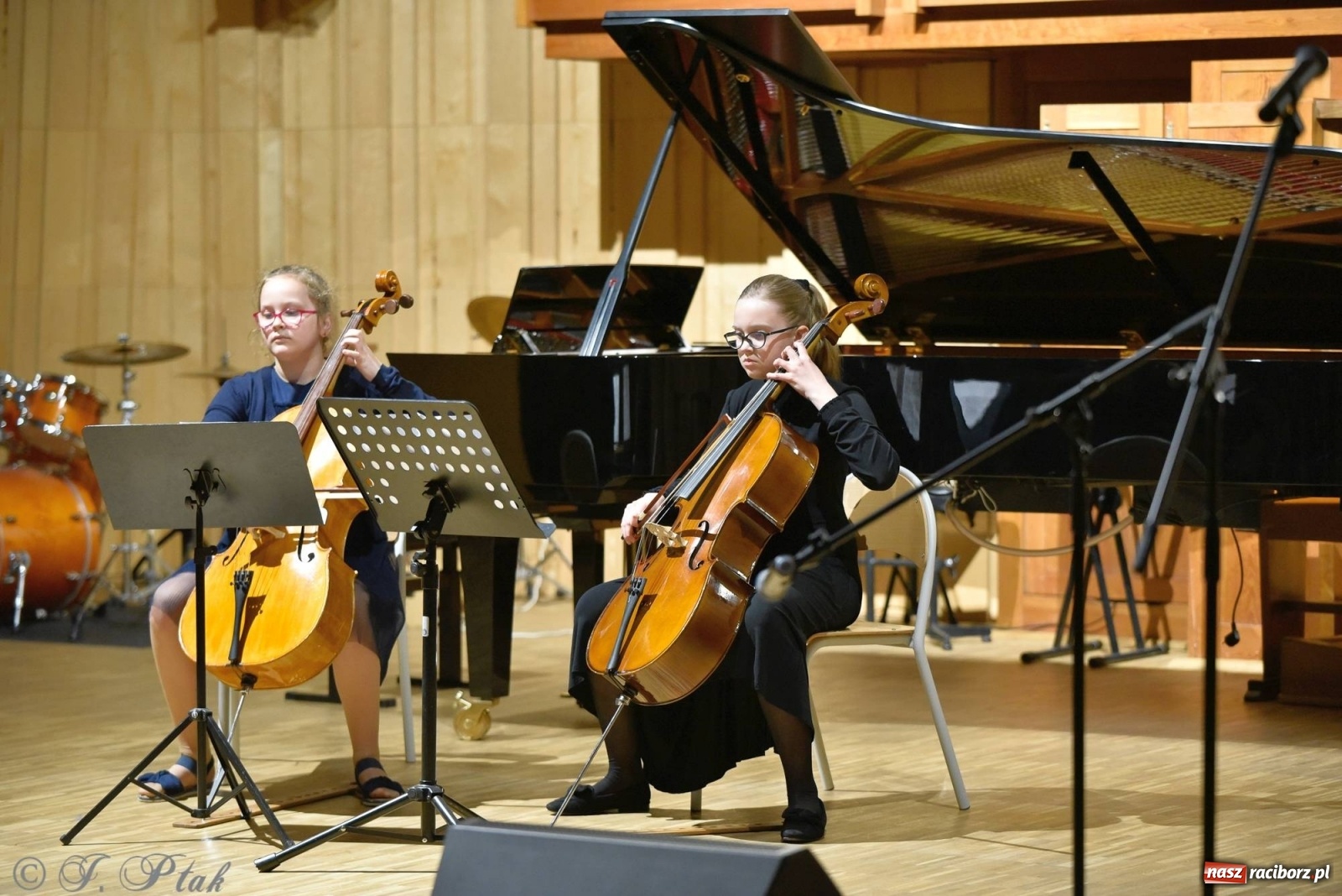 Zdjęcie w galerii na portalu naszraciborz.pl: Uczniowie szkoły muzycznej zagrali dla Ukrainy wiadomości z regionu