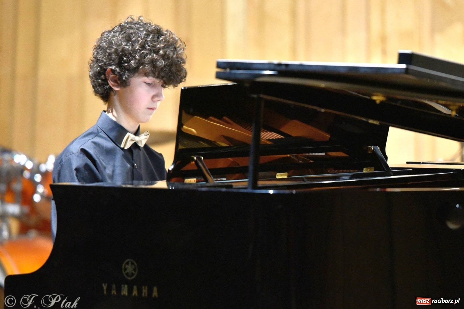 Zdjęcie w galerii na portalu naszraciborz.pl: Uczniowie szkoły muzycznej zagrali dla Ukrainy wiadomości z regionu