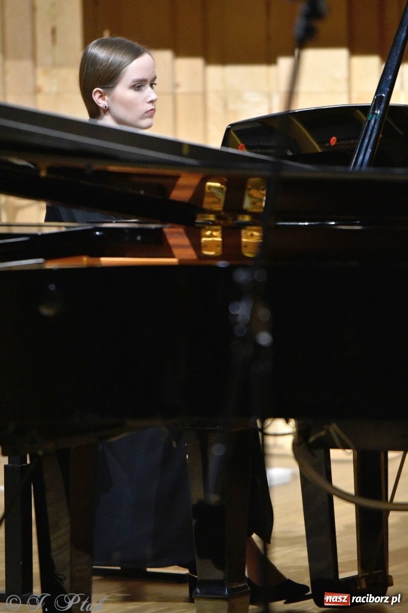 Zdjęcie w galerii na portalu naszraciborz.pl: Uczniowie szkoły muzycznej zagrali dla Ukrainy wiadomości z regionu