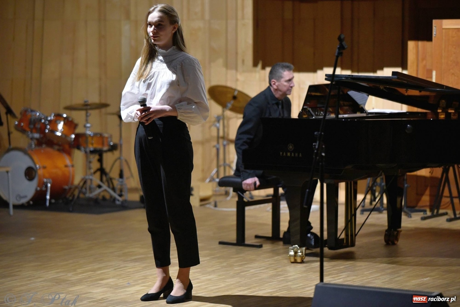 Zdjęcie w galerii na portalu naszraciborz.pl: Uczniowie szkoły muzycznej zagrali dla Ukrainy wiadomości z regionu