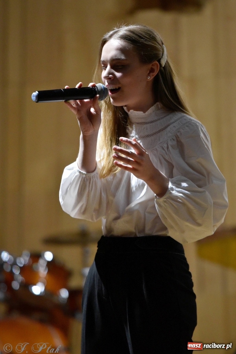 Zdjęcie w galerii na portalu naszraciborz.pl: Uczniowie szkoły muzycznej zagrali dla Ukrainy wiadomości z regionu