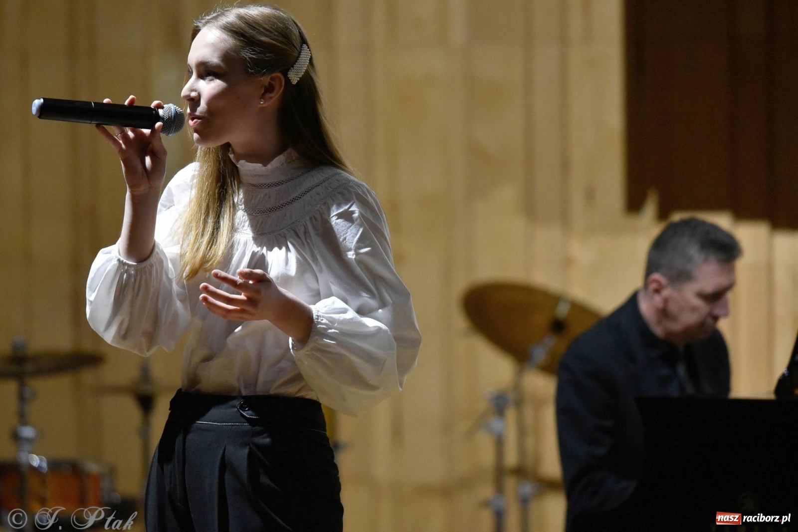 Zdjęcie w galerii na portalu naszraciborz.pl: Uczniowie szkoły muzycznej zagrali dla Ukrainy wiadomości z regionu