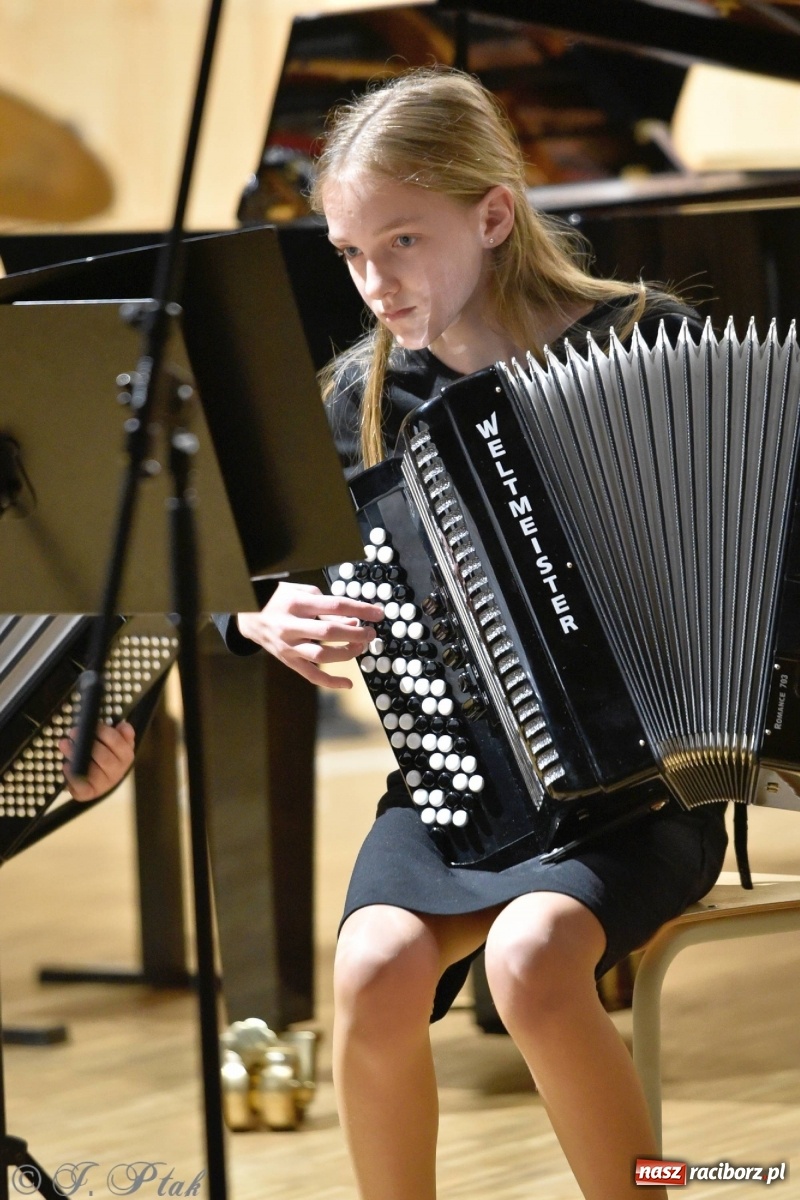 Zdjęcie w galerii na portalu naszraciborz.pl: Uczniowie szkoły muzycznej zagrali dla Ukrainy wiadomości z regionu