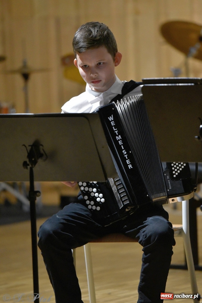 Zdjęcie w galerii na portalu naszraciborz.pl: Uczniowie szkoły muzycznej zagrali dla Ukrainy wiadomości z regionu