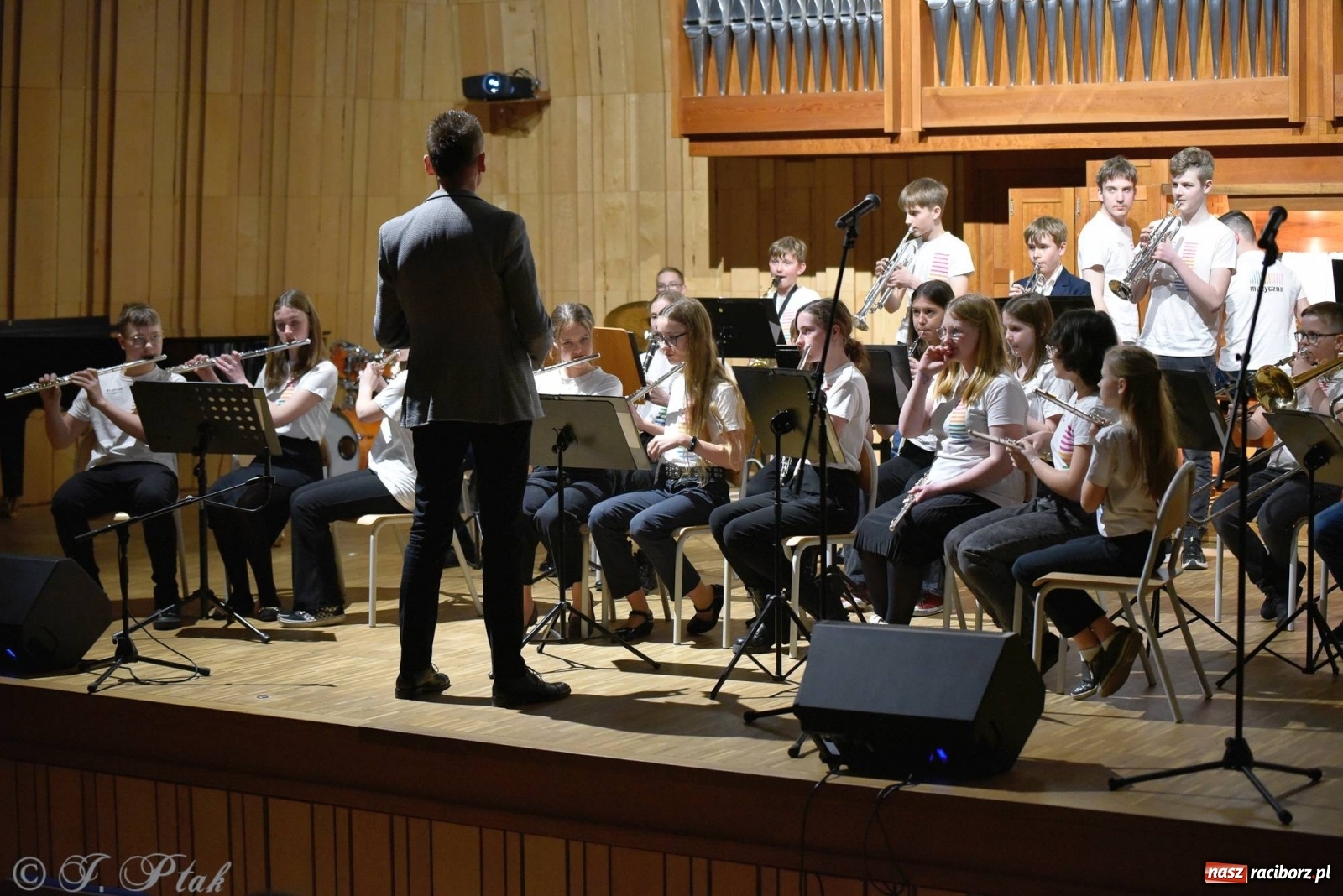 Zdjęcie w galerii na portalu naszraciborz.pl: Uczniowie szkoły muzycznej zagrali dla Ukrainy wiadomości z regionu