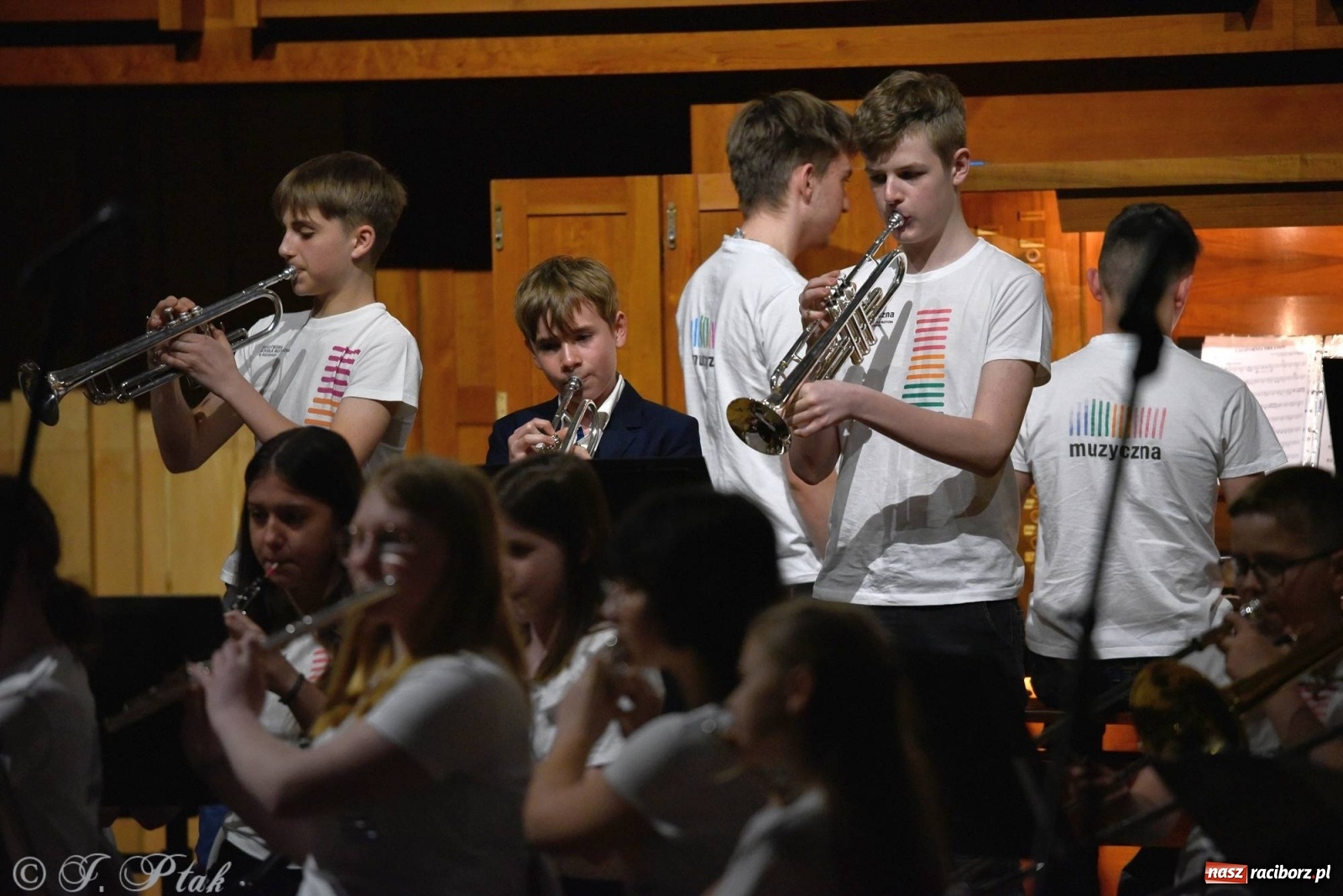 Zdjęcie w galerii na portalu naszraciborz.pl: Uczniowie szkoły muzycznej zagrali dla Ukrainy wiadomości z regionu