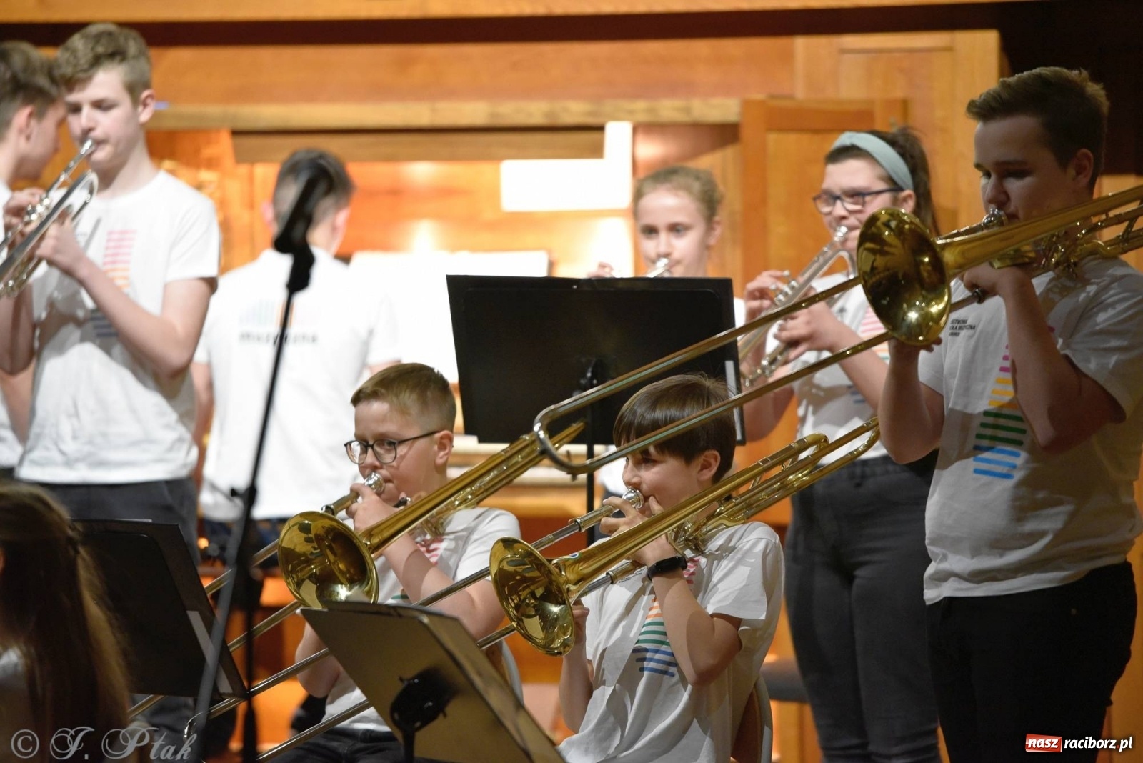 Zdjęcie w galerii na portalu naszraciborz.pl: Uczniowie szkoły muzycznej zagrali dla Ukrainy wiadomości z regionu