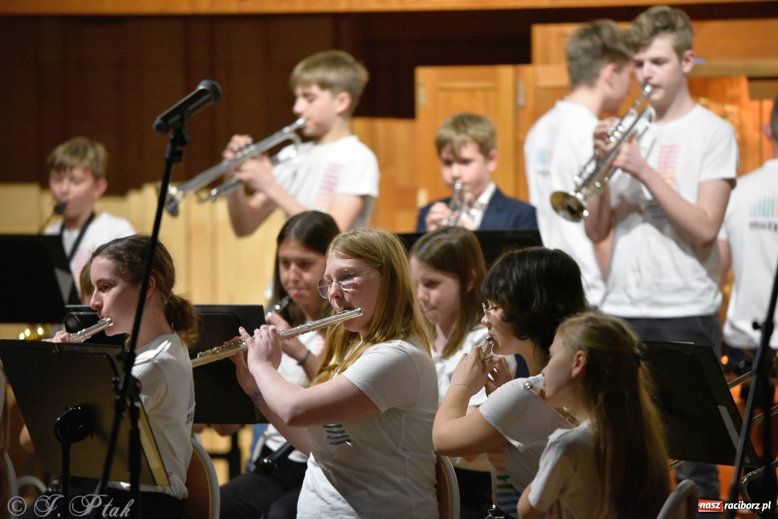 Zdjęcie w galerii na portalu naszraciborz.pl: Uczniowie szkoły muzycznej zagrali dla Ukrainy wiadomości z regionu