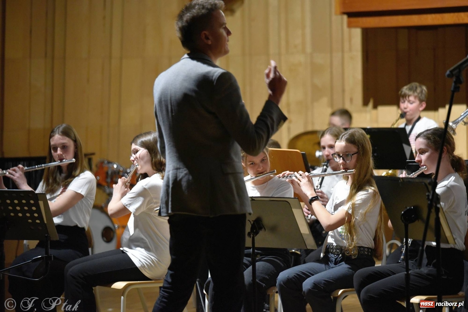 Zdjęcie w galerii na portalu naszraciborz.pl: Uczniowie szkoły muzycznej zagrali dla Ukrainy wiadomości z regionu