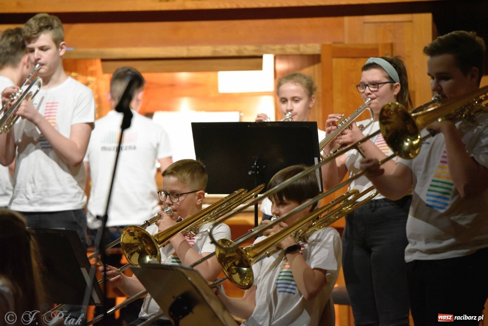 Zdjęcie w galerii na portalu naszraciborz.pl: Uczniowie szkoły muzycznej zagrali dla Ukrainy wiadomości z regionu
