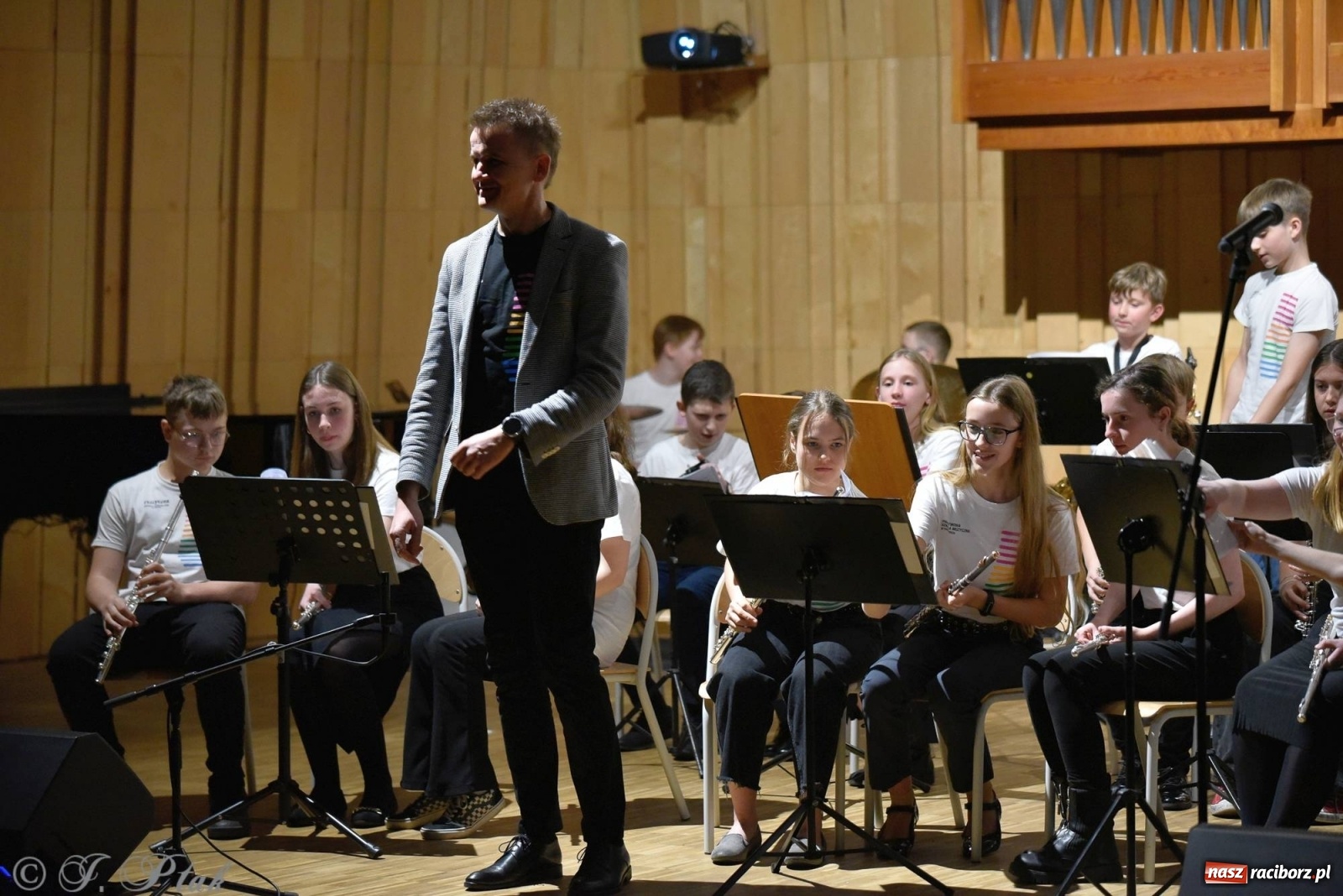 Zdjęcie w galerii na portalu naszraciborz.pl: Uczniowie szkoły muzycznej zagrali dla Ukrainy wiadomości z regionu