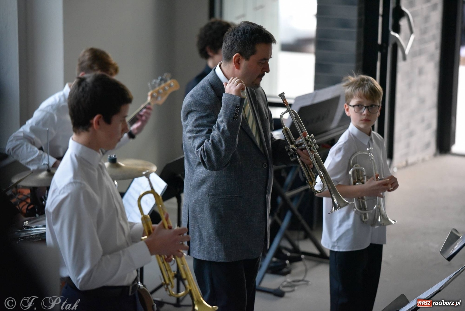 Zdjęcie w galerii na portalu naszraciborz.pl: Uczniowie szkoły muzycznej zagrali dla Ukrainy wiadomości z regionu