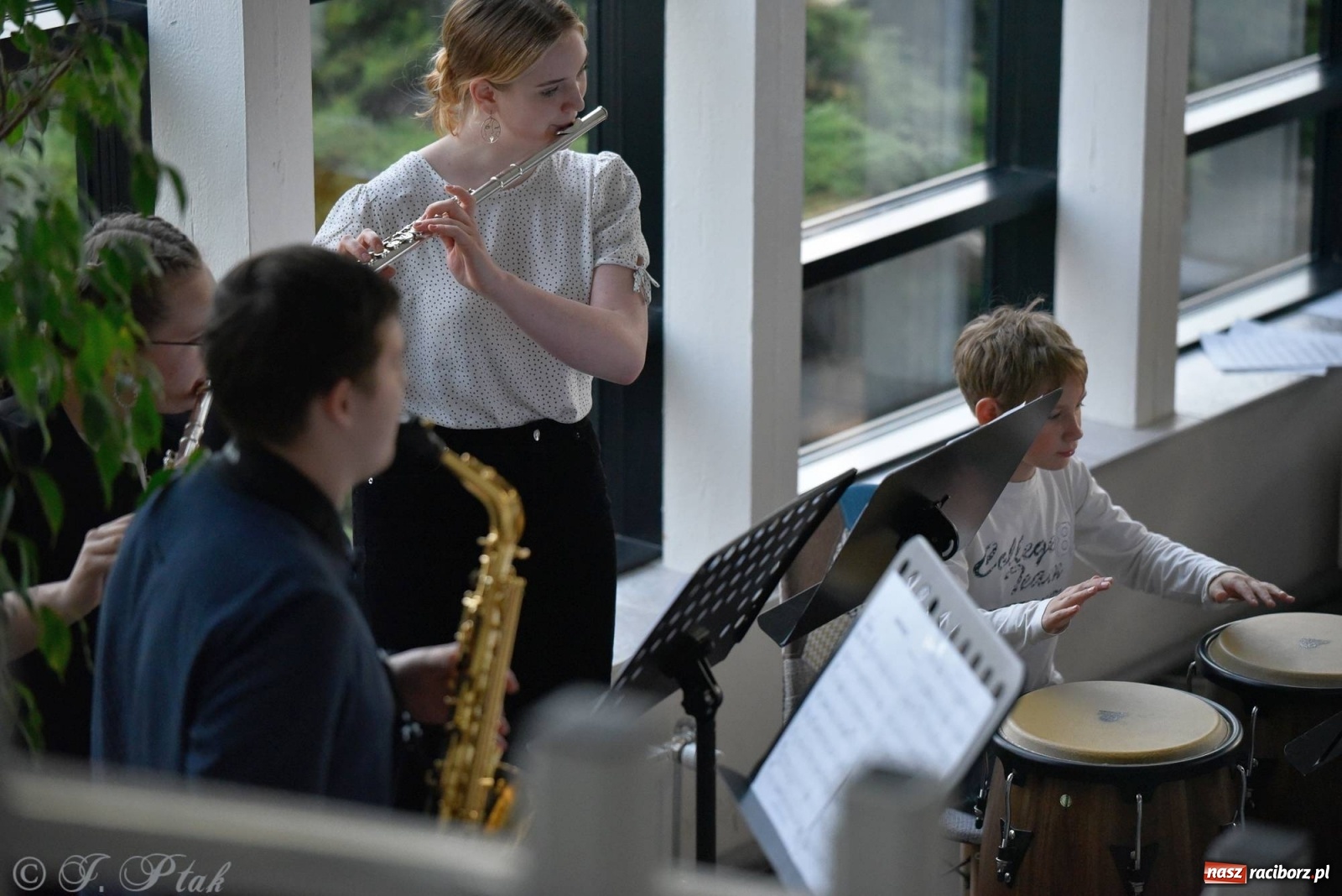 Zdjęcie w galerii na portalu naszraciborz.pl: Uczniowie szkoły muzycznej zagrali dla Ukrainy wiadomości z regionu