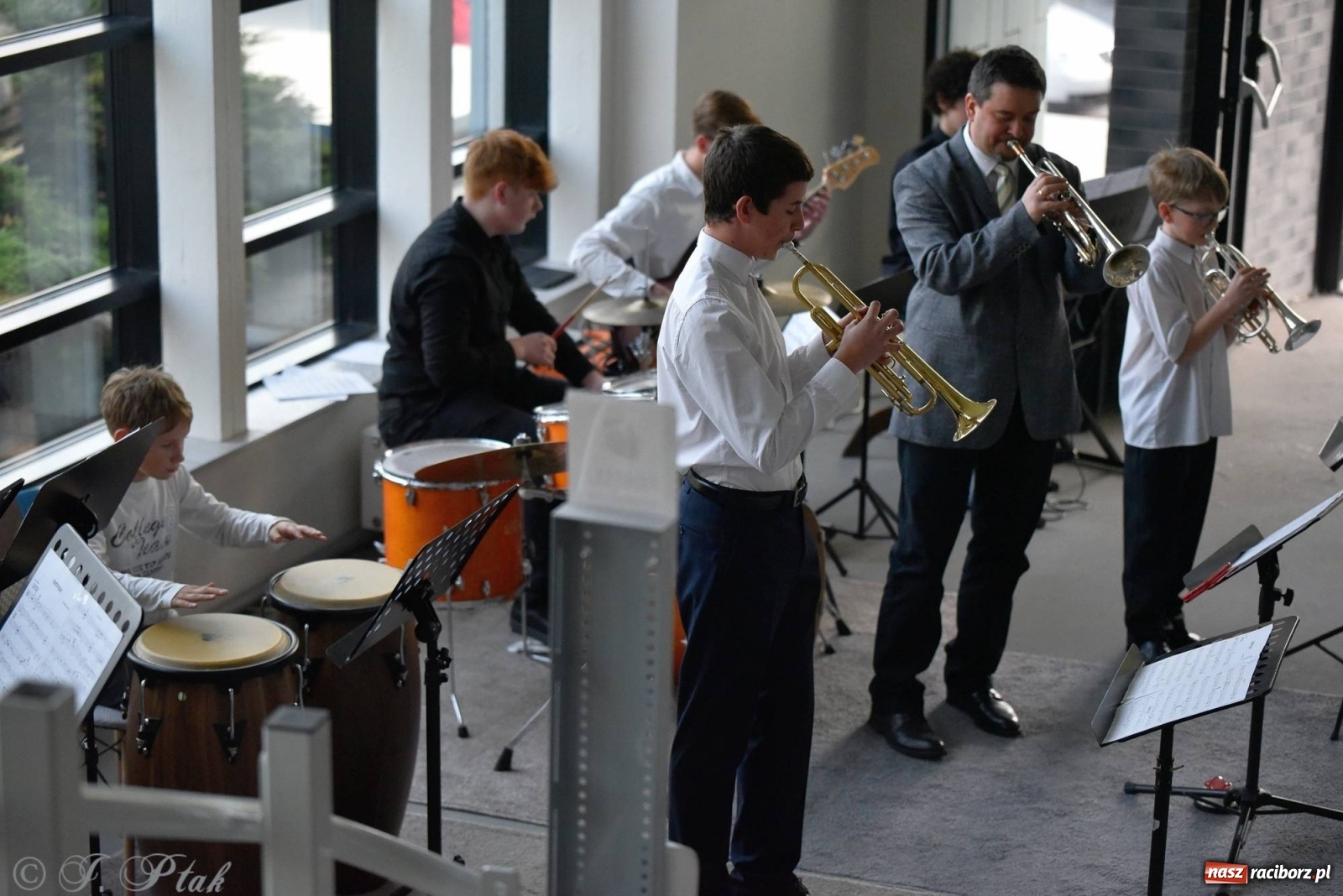 Zdjęcie w galerii na portalu naszraciborz.pl: Uczniowie szkoły muzycznej zagrali dla Ukrainy wiadomości z regionu