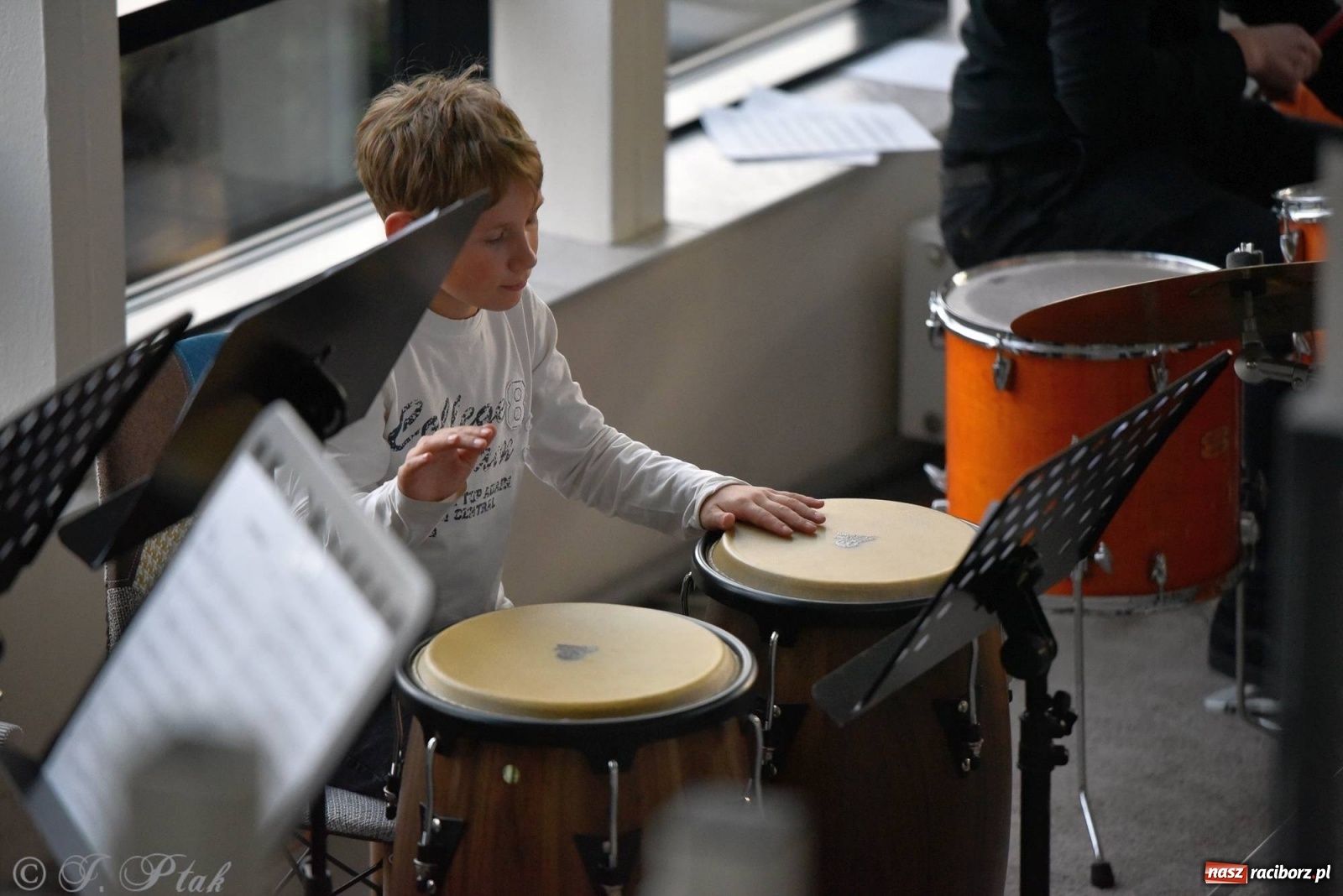 Zdjęcie w galerii na portalu naszraciborz.pl: Uczniowie szkoły muzycznej zagrali dla Ukrainy wiadomości z regionu
