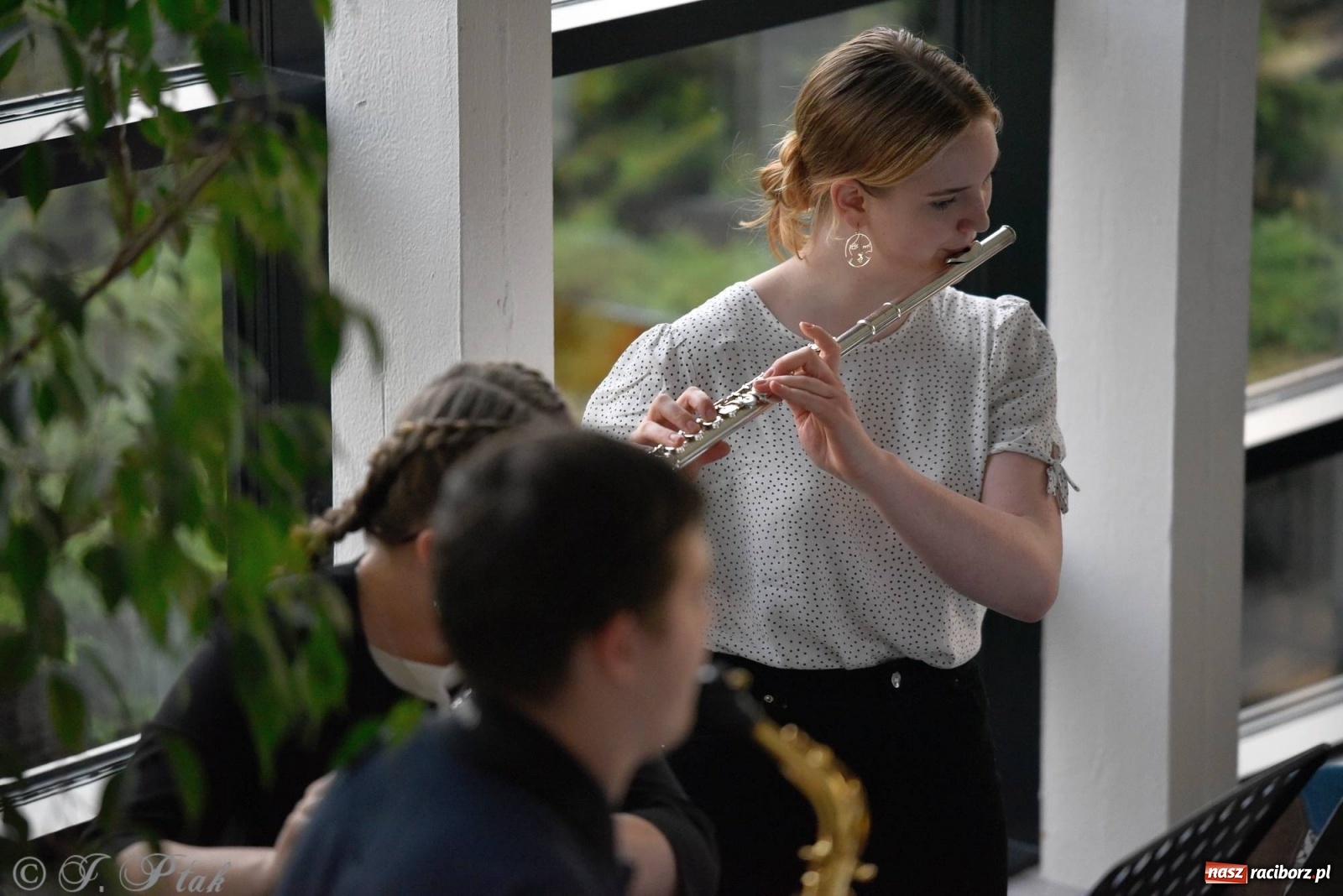 Zdjęcie w galerii na portalu naszraciborz.pl: Uczniowie szkoły muzycznej zagrali dla Ukrainy wiadomości z regionu