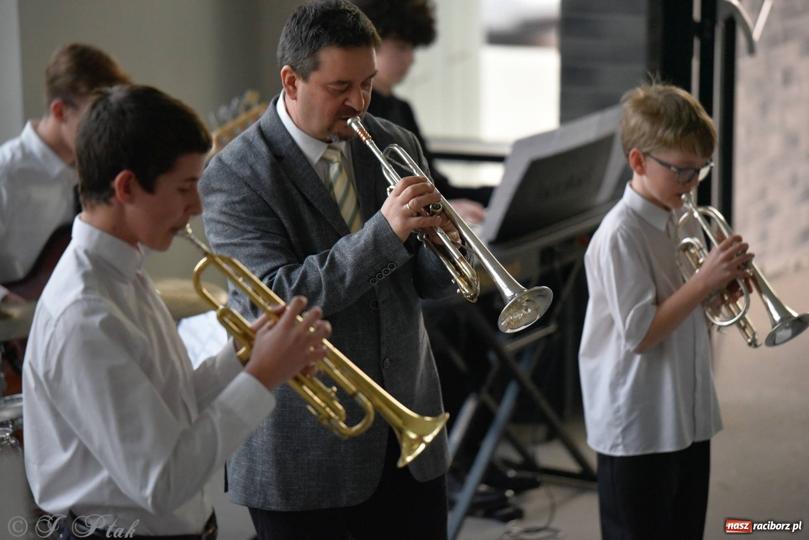 Zdjęcie w galerii na portalu naszraciborz.pl: Uczniowie szkoły muzycznej zagrali dla Ukrainy wiadomości z regionu
