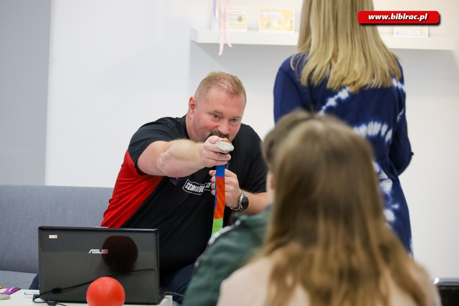 Zdjęcie w galerii na portalu naszraciborz.pl: O tym jak zwyciężać opowiedział w bibliotece Mistrz Świata i Europy Janusz Rokicki wiadomości z regionu