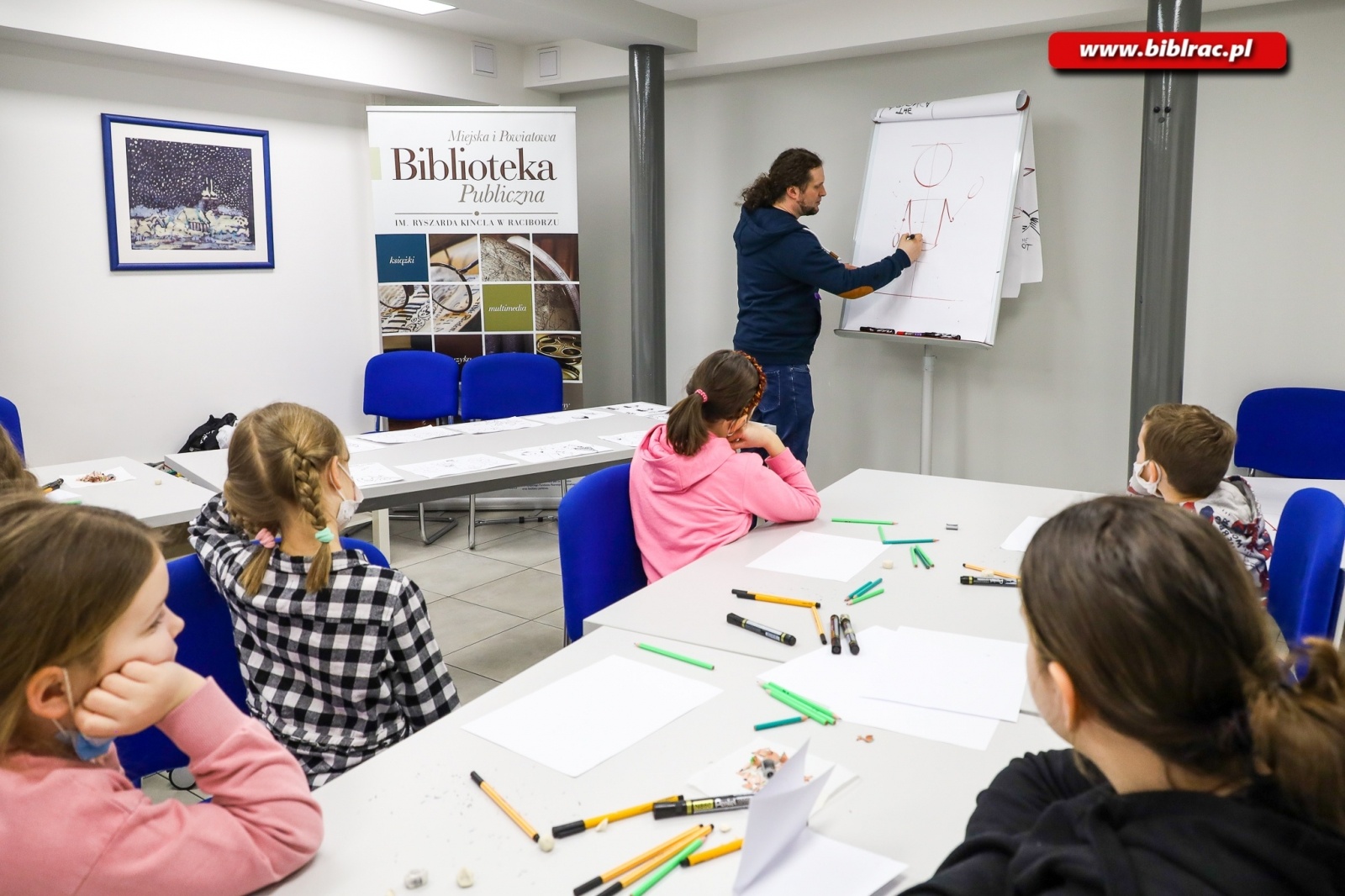 Zdjęcie w galerii na portalu naszraciborz.pl: W bibliotece odbędą się warsztaty tworzenia ilustracji z Szymonem Telukiem wiadomości z regionu