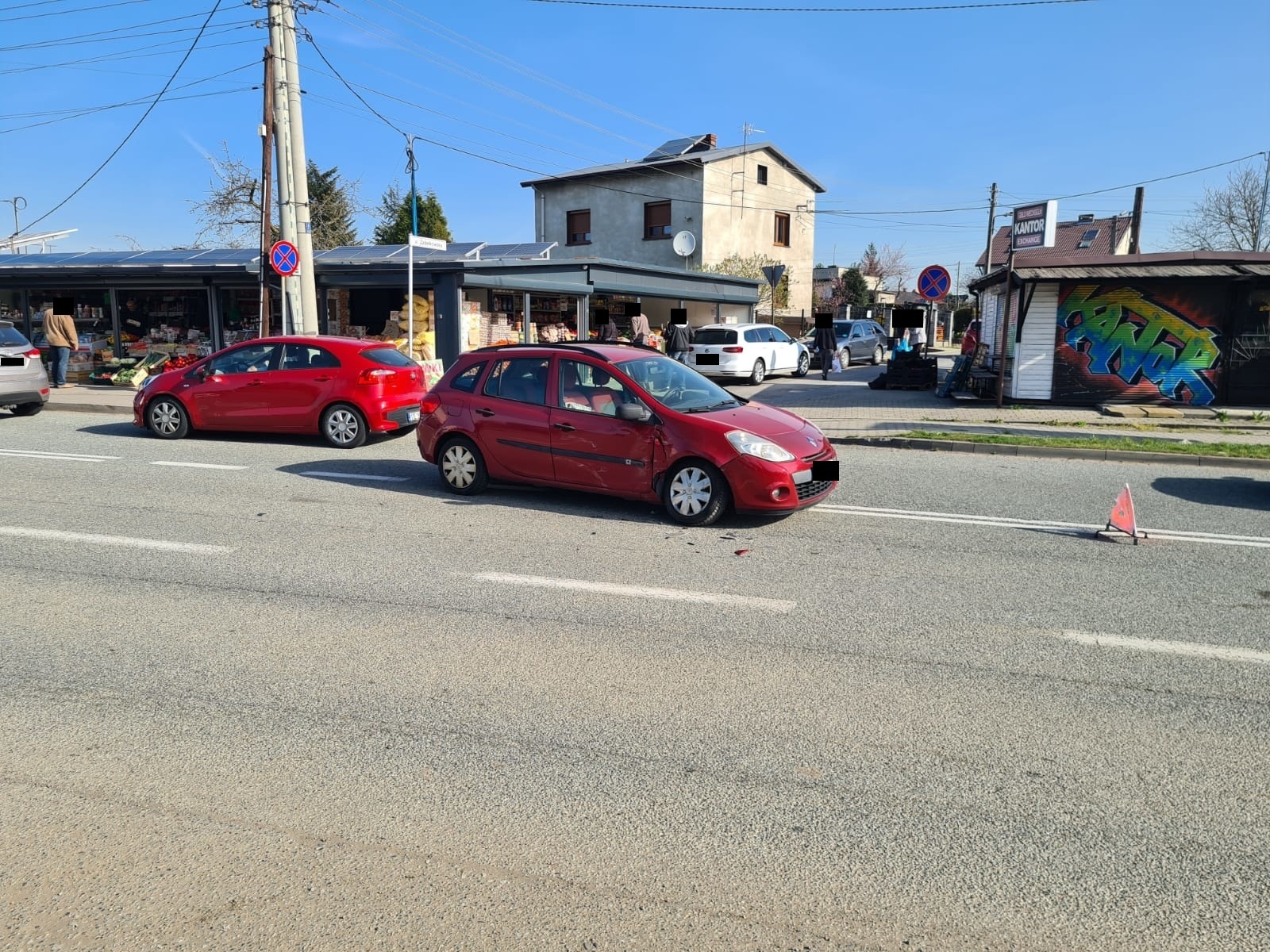 Zdjęcie w galerii na portalu naszraciborz.pl: 50 tys. złotych strat po zderzeniu renault i skody w Chałupkach wiadomości z regionu