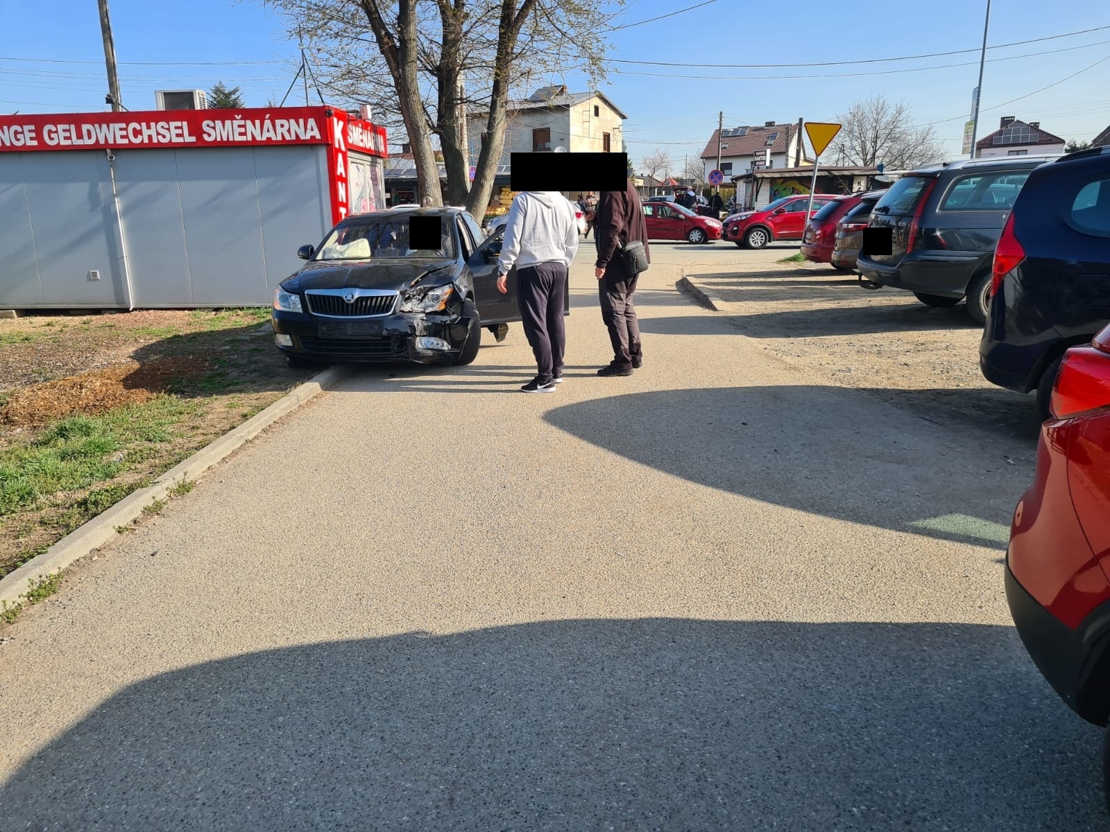 Zdjęcie w galerii na portalu naszraciborz.pl: 50 tys. złotych strat po zderzeniu renault i skody w Chałupkach wiadomości z regionu