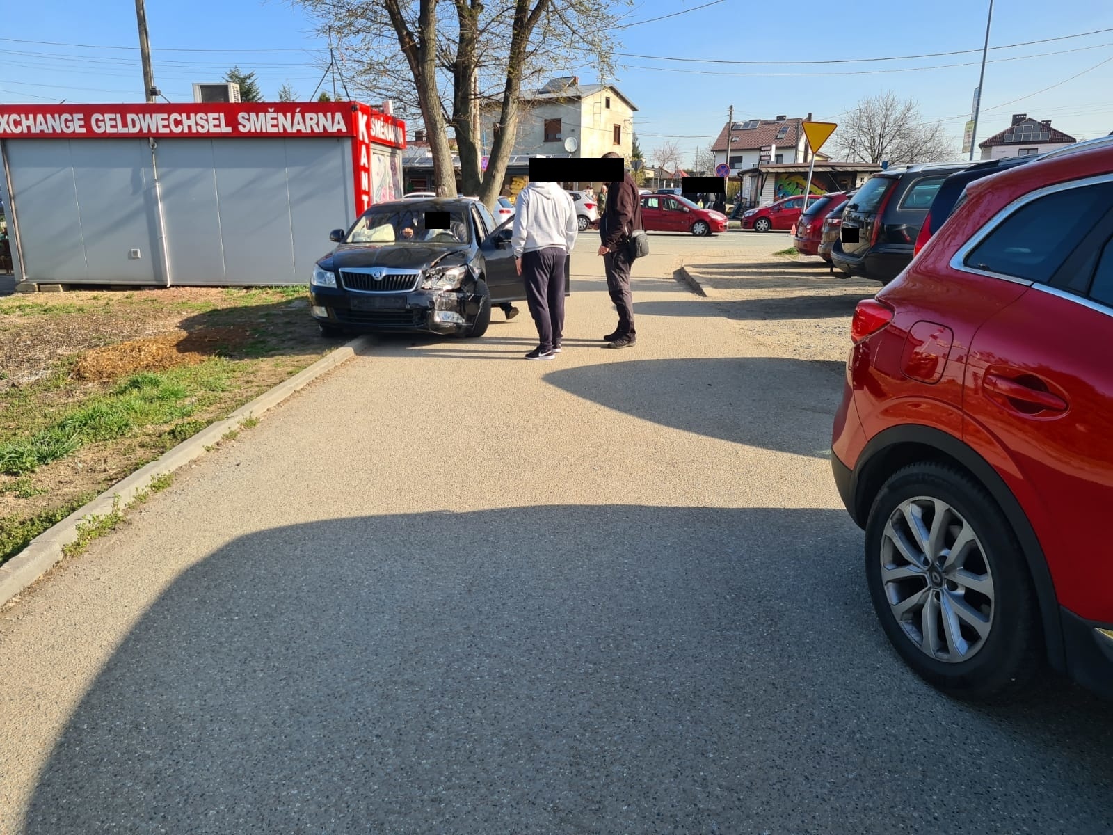 Zdjęcie w galerii na portalu naszraciborz.pl: 50 tys. złotych strat po zderzeniu renault i skody w Chałupkach wiadomości z regionu