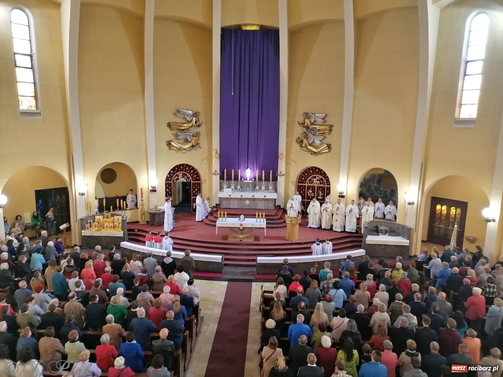 Zdjęcie w galerii na portalu naszraciborz.pl: Wielki Czwartek w raciborskim okrąglaku. Diecezja opolska wkracza w jubileusz 50-lecia wiadomości z regionu