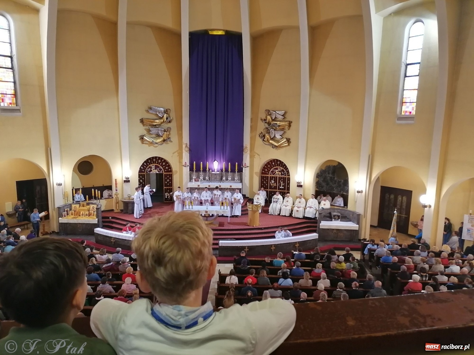 Zdjęcie w galerii na portalu naszraciborz.pl: Wielki Czwartek w raciborskim okrąglaku. Diecezja opolska wkracza w jubileusz 50-lecia wiadomości z regionu