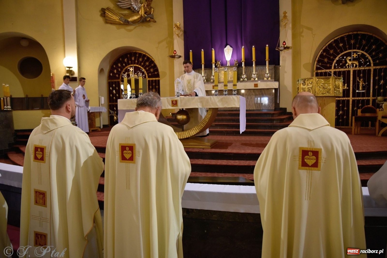 Zdjęcie w galerii na portalu naszraciborz.pl: Wielki Czwartek w raciborskim okrąglaku. Diecezja opolska wkracza w jubileusz 50-lecia wiadomości z regionu