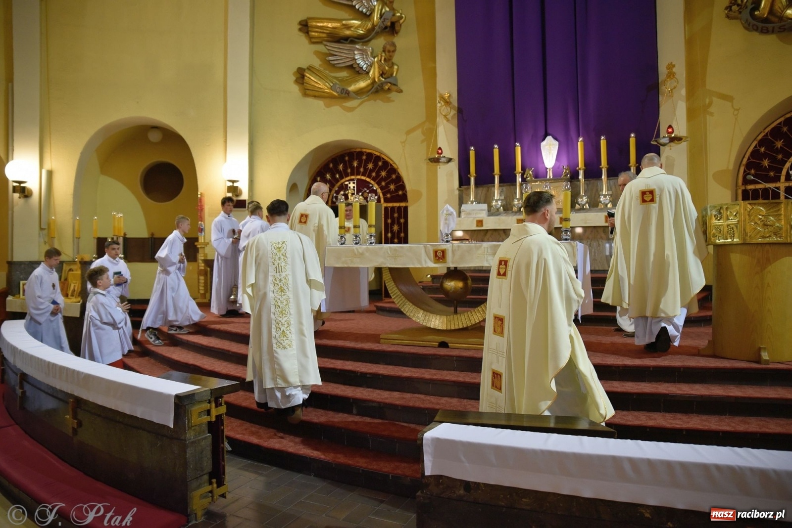 Zdjęcie w galerii na portalu naszraciborz.pl: Wielki Czwartek w raciborskim okrąglaku. Diecezja opolska wkracza w jubileusz 50-lecia wiadomości z regionu