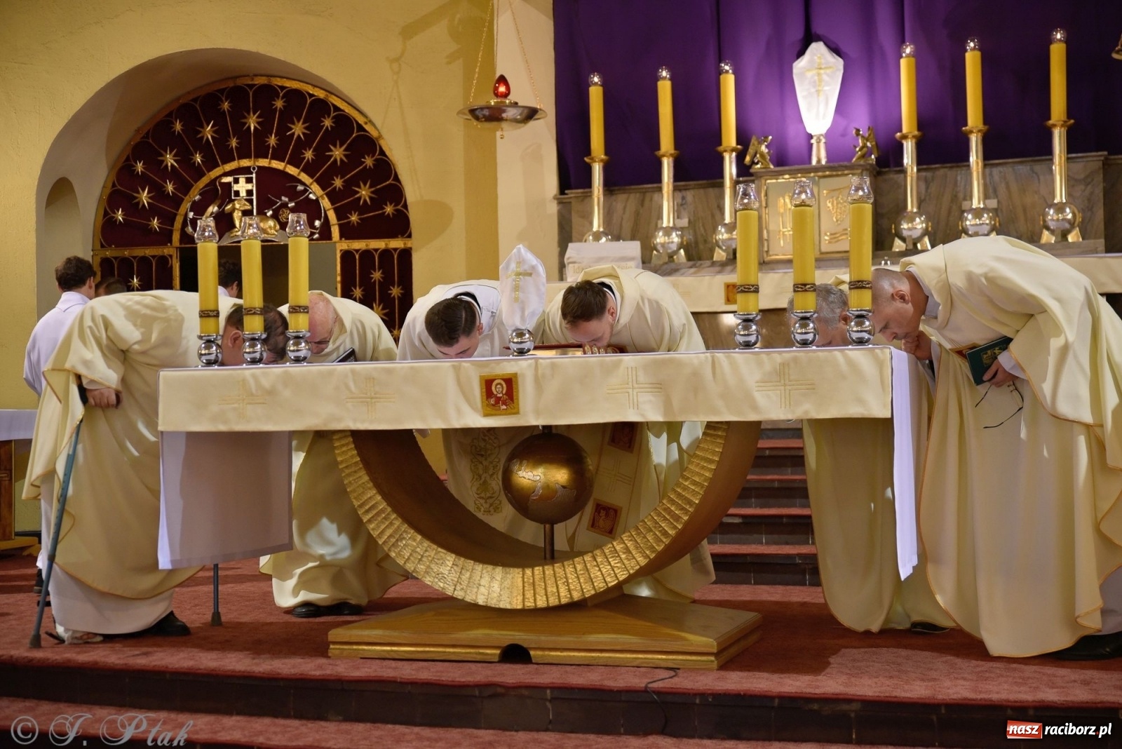 Zdjęcie w galerii na portalu naszraciborz.pl: Wielki Czwartek w raciborskim okrąglaku. Diecezja opolska wkracza w jubileusz 50-lecia wiadomości z regionu