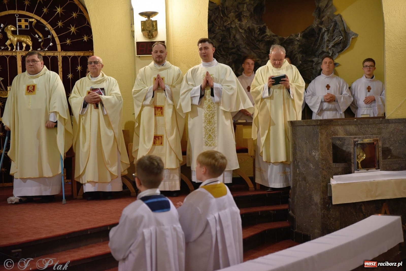 Zdjęcie w galerii na portalu naszraciborz.pl: Wielki Czwartek w raciborskim okrąglaku. Diecezja opolska wkracza w jubileusz 50-lecia wiadomości z regionu