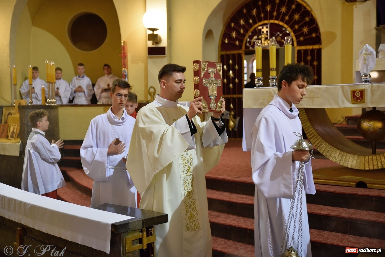 Zdjęcie w galerii na portalu naszraciborz.pl: Wielki Czwartek w raciborskim okrąglaku. Diecezja opolska wkracza w jubileusz 50-lecia wiadomości z regionu