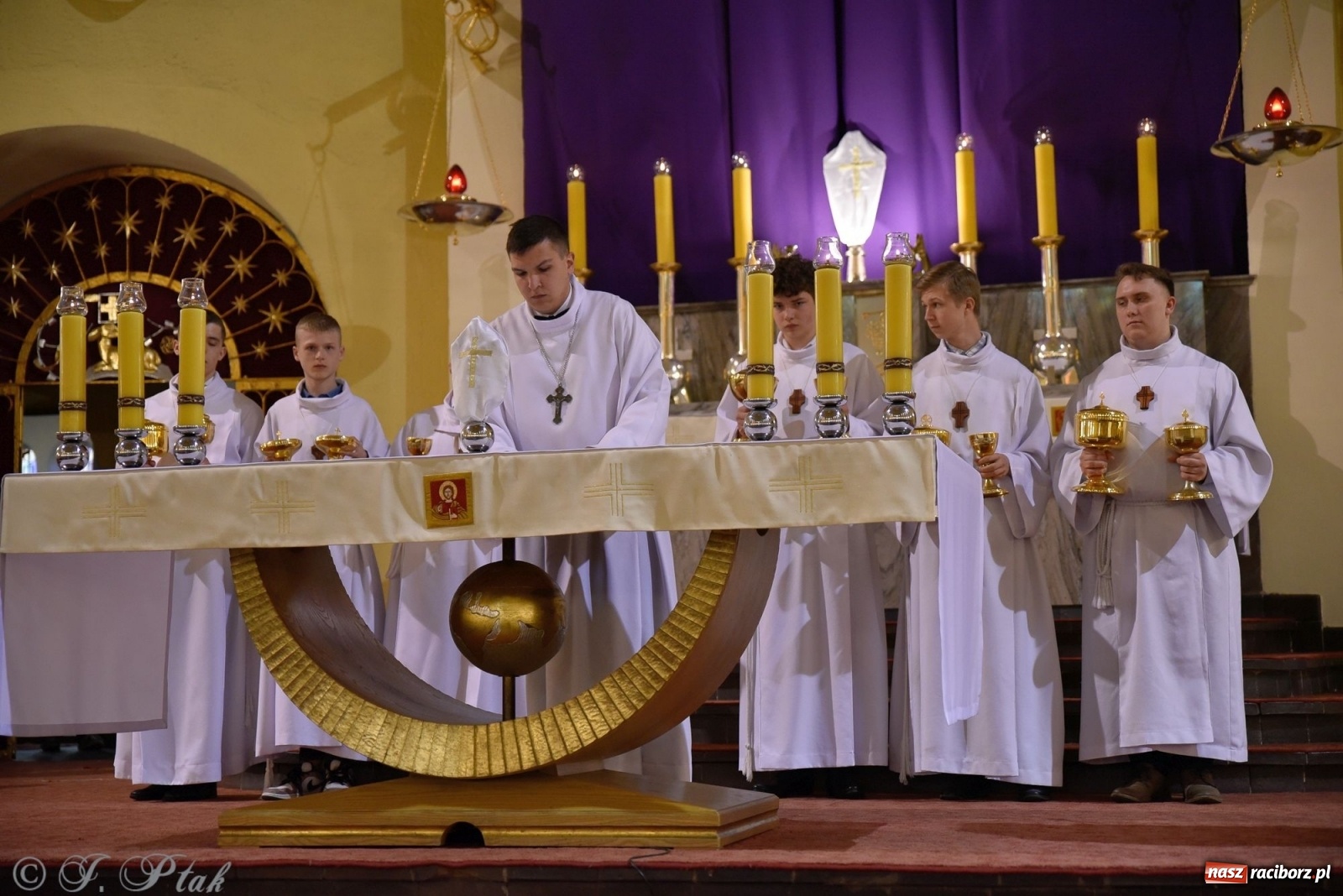 Zdjęcie w galerii na portalu naszraciborz.pl: Wielki Czwartek w raciborskim okrąglaku. Diecezja opolska wkracza w jubileusz 50-lecia wiadomości z regionu