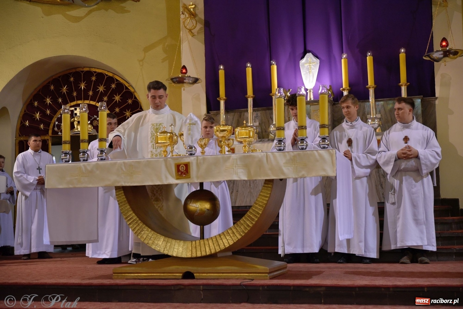 Zdjęcie w galerii na portalu naszraciborz.pl: Wielki Czwartek w raciborskim okrąglaku. Diecezja opolska wkracza w jubileusz 50-lecia wiadomości z regionu