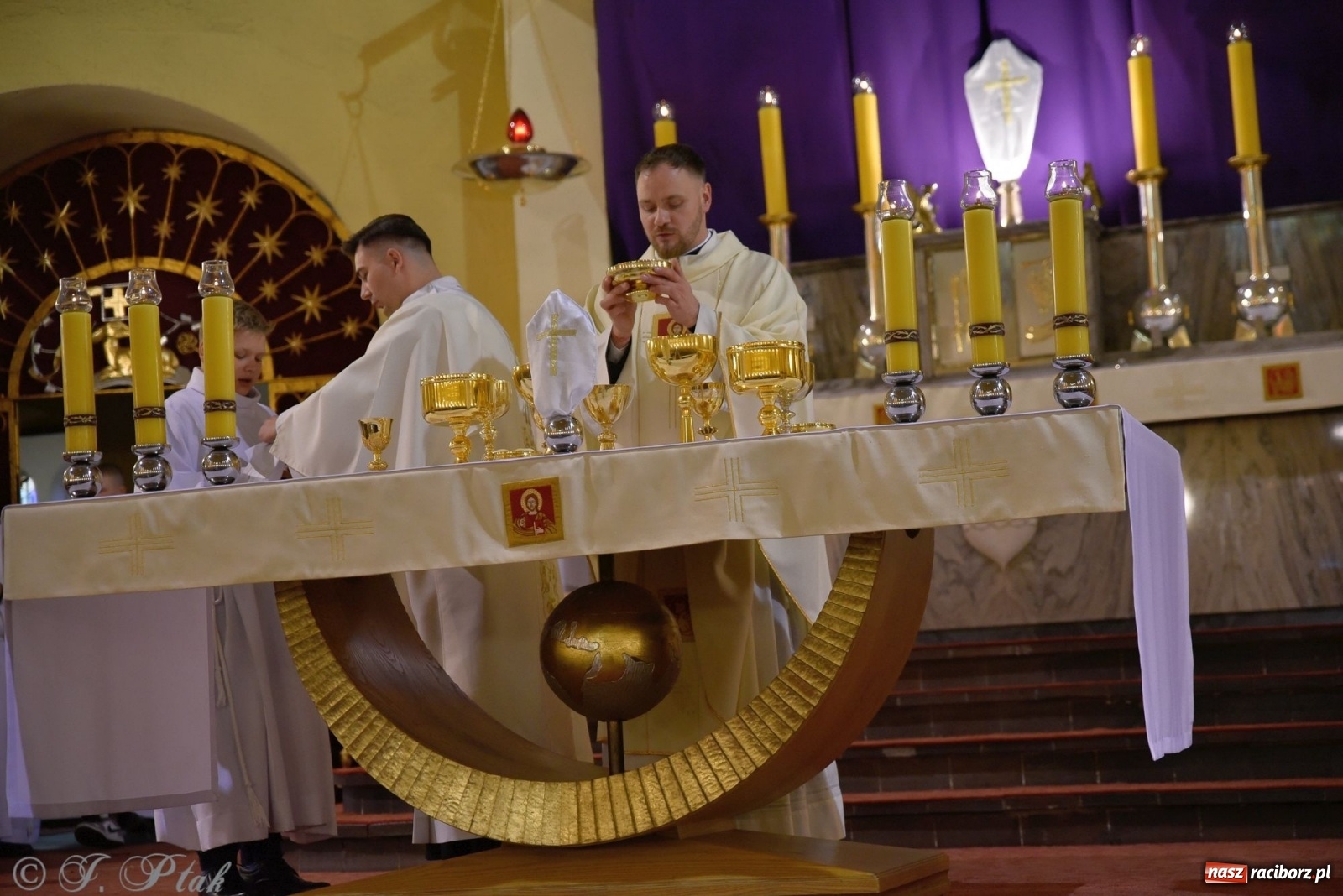 Zdjęcie w galerii na portalu naszraciborz.pl: Wielki Czwartek w raciborskim okrąglaku. Diecezja opolska wkracza w jubileusz 50-lecia wiadomości z regionu