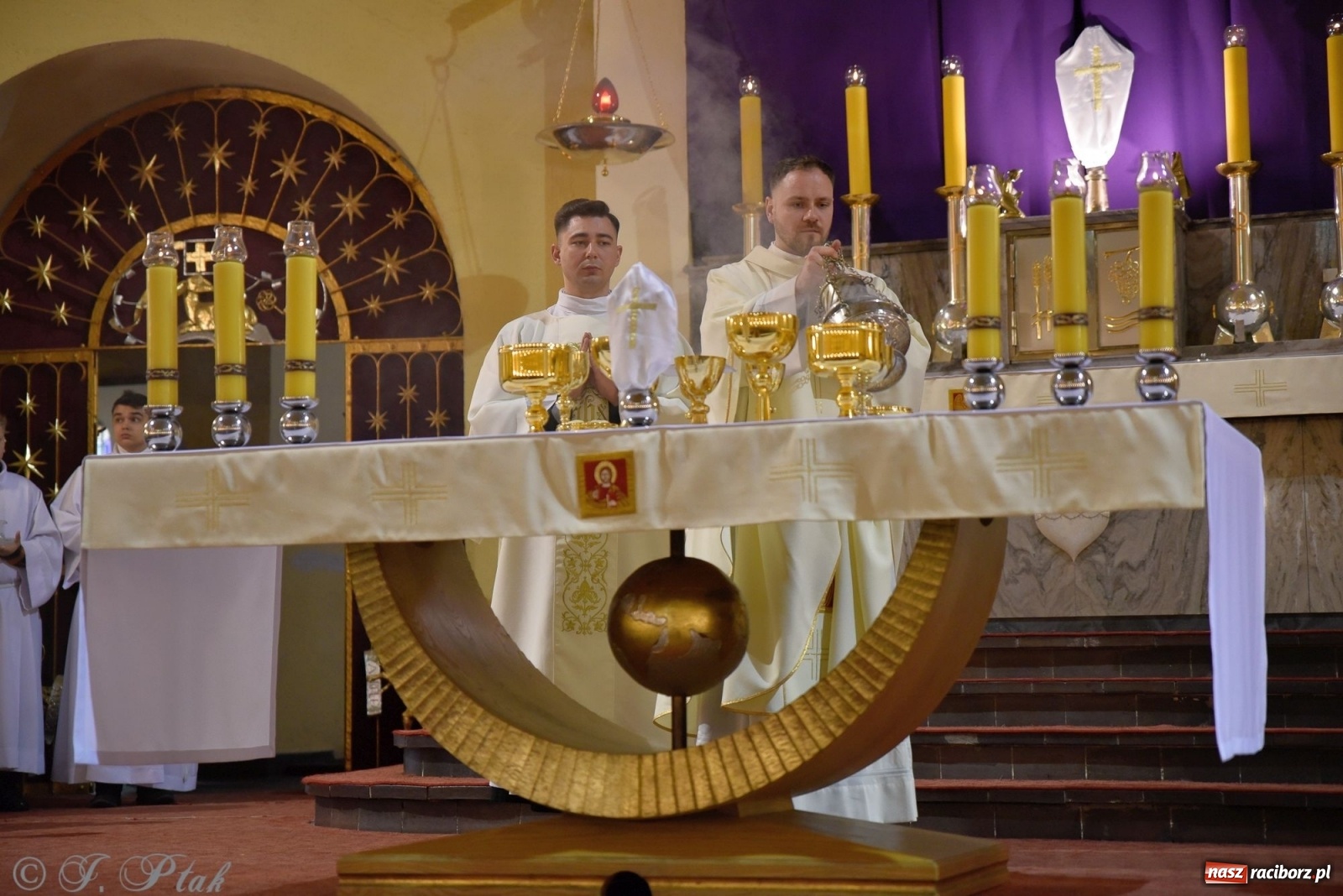 Zdjęcie w galerii na portalu naszraciborz.pl: Wielki Czwartek w raciborskim okrąglaku. Diecezja opolska wkracza w jubileusz 50-lecia wiadomości z regionu