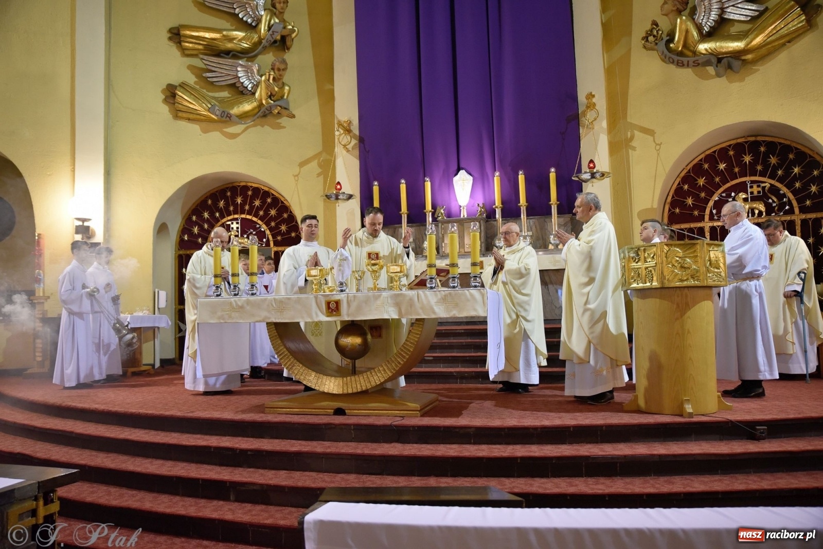 Zdjęcie w galerii na portalu naszraciborz.pl: Wielki Czwartek w raciborskim okrąglaku. Diecezja opolska wkracza w jubileusz 50-lecia wiadomości z regionu