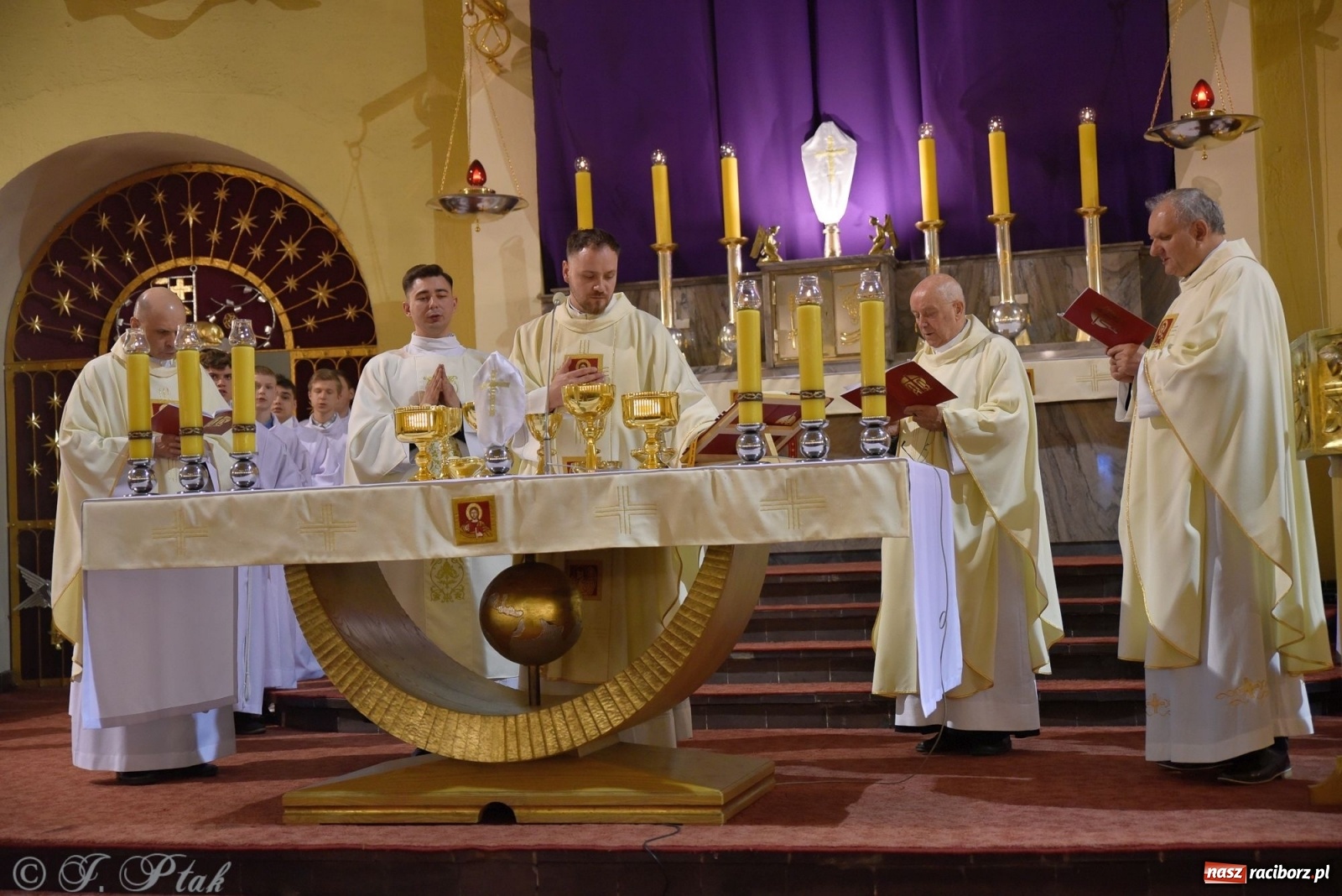 Zdjęcie w galerii na portalu naszraciborz.pl: Wielki Czwartek w raciborskim okrąglaku. Diecezja opolska wkracza w jubileusz 50-lecia wiadomości z regionu