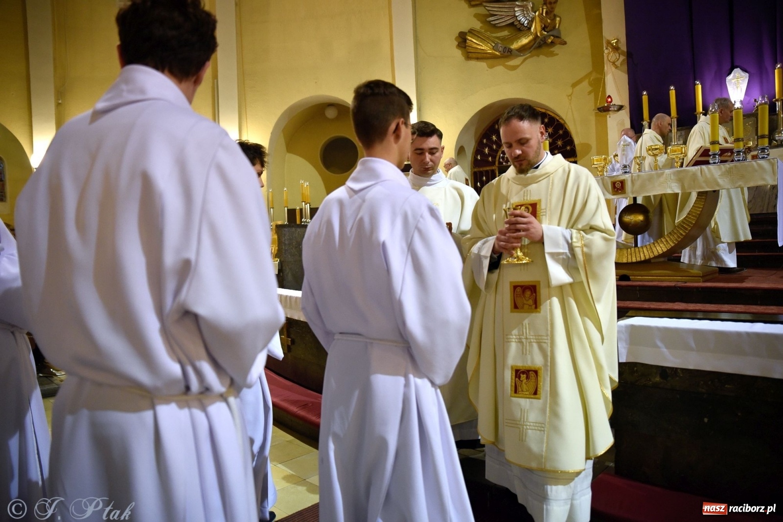 Zdjęcie w galerii na portalu naszraciborz.pl: Wielki Czwartek w raciborskim okrąglaku. Diecezja opolska wkracza w jubileusz 50-lecia wiadomości z regionu