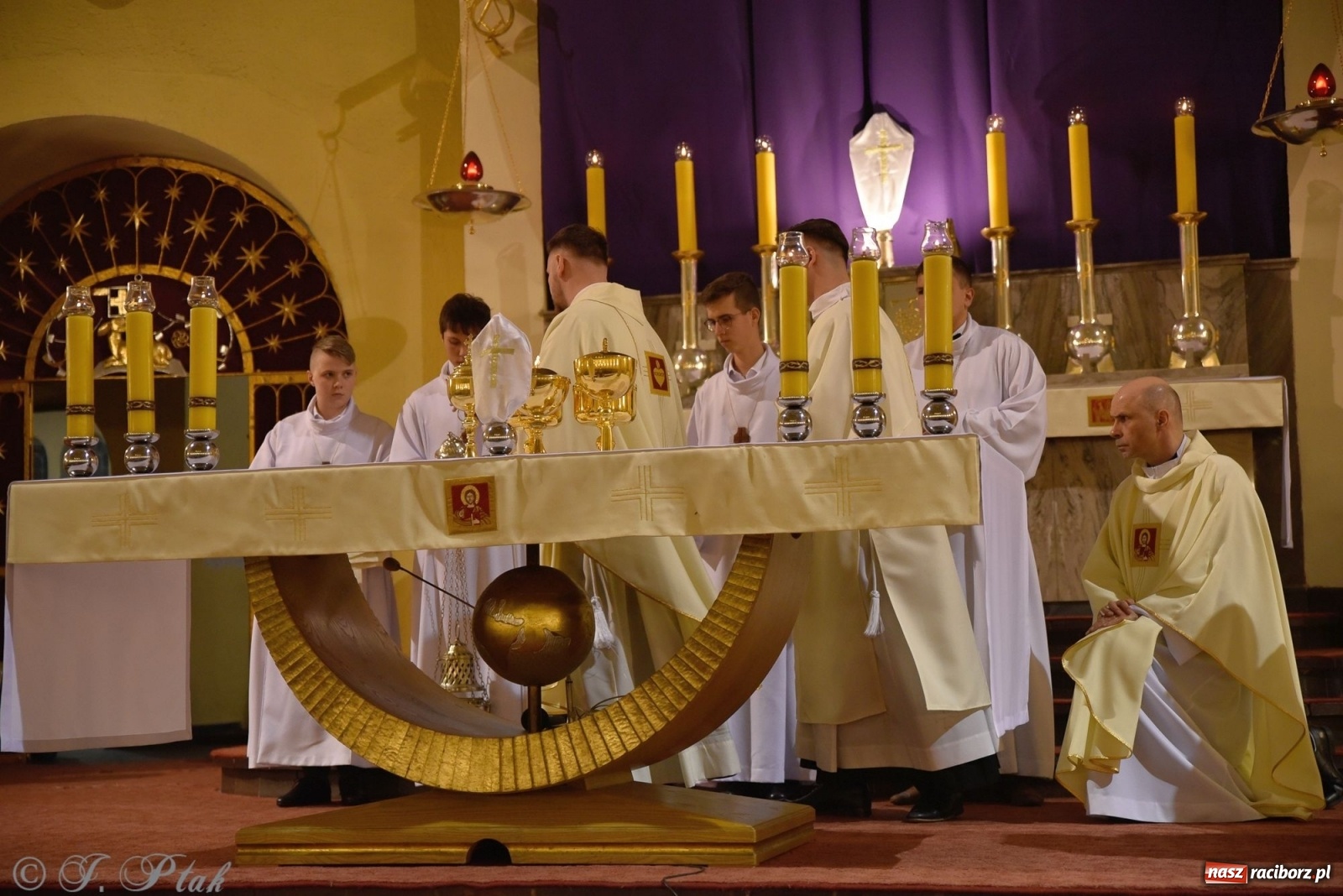 Zdjęcie w galerii na portalu naszraciborz.pl: Wielki Czwartek w raciborskim okrąglaku. Diecezja opolska wkracza w jubileusz 50-lecia wiadomości z regionu