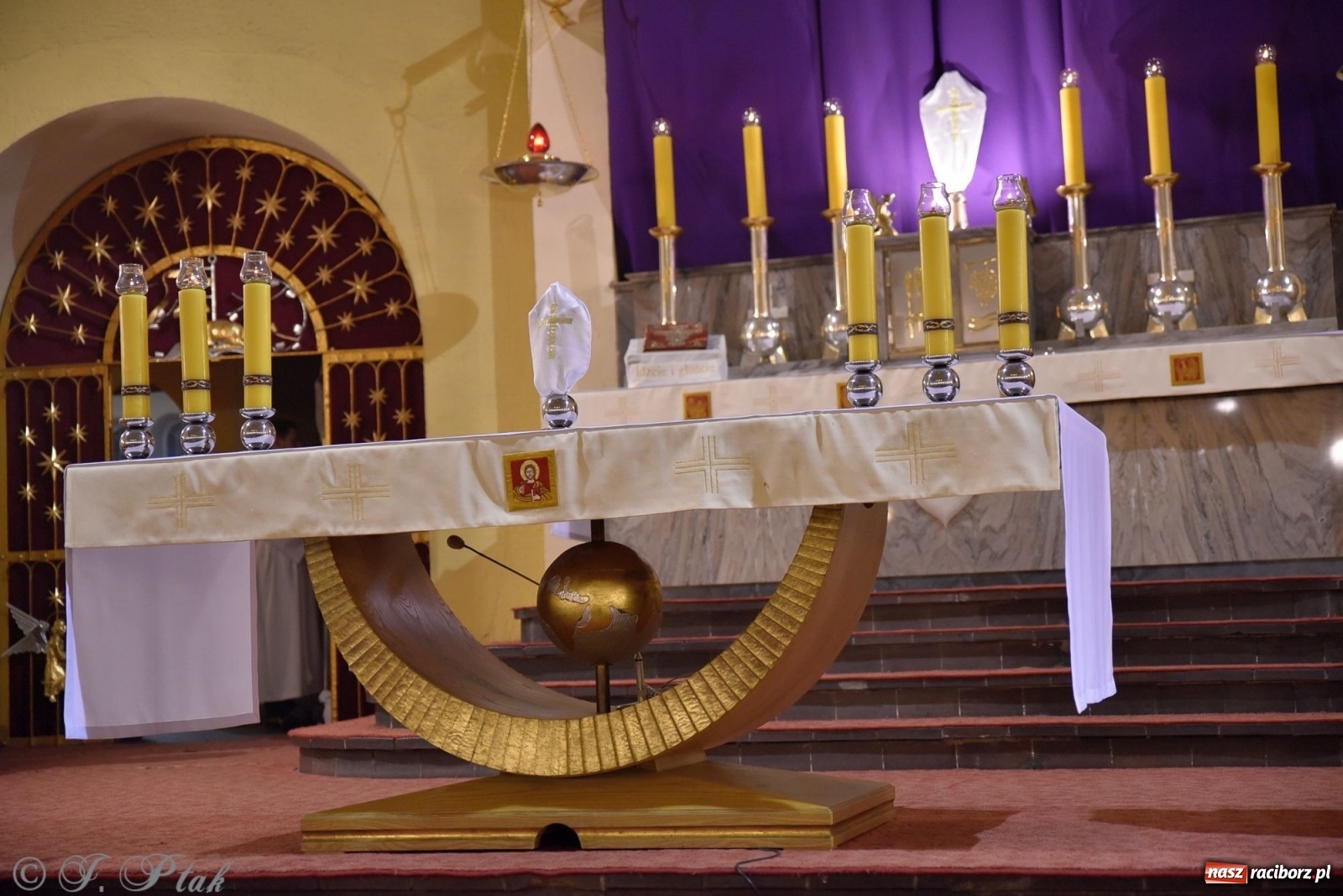 Zdjęcie w galerii na portalu naszraciborz.pl: Wielki Czwartek w raciborskim okrąglaku. Diecezja opolska wkracza w jubileusz 50-lecia wiadomości z regionu