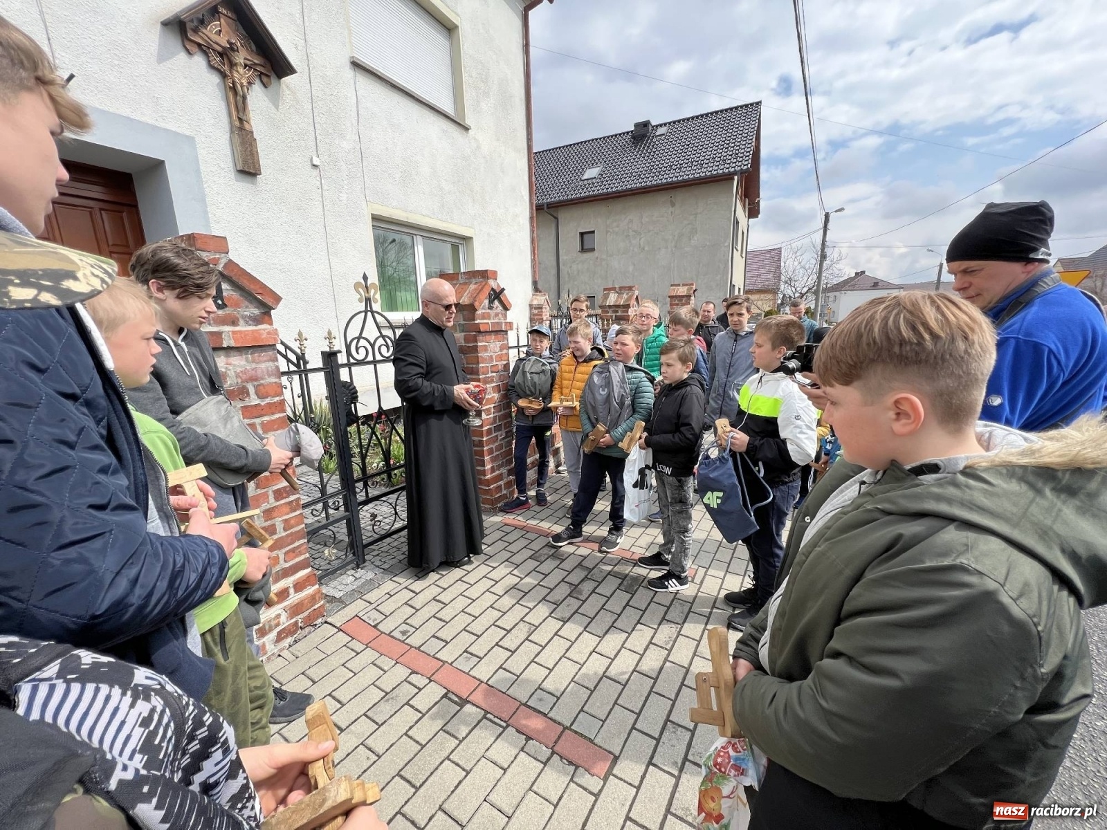 Zdjęcie w galerii na portalu naszraciborz.pl: Z ojca na syna. Klekotanie w Raciborzu Sudole to tradycja od wieków wiadomości z regionu
