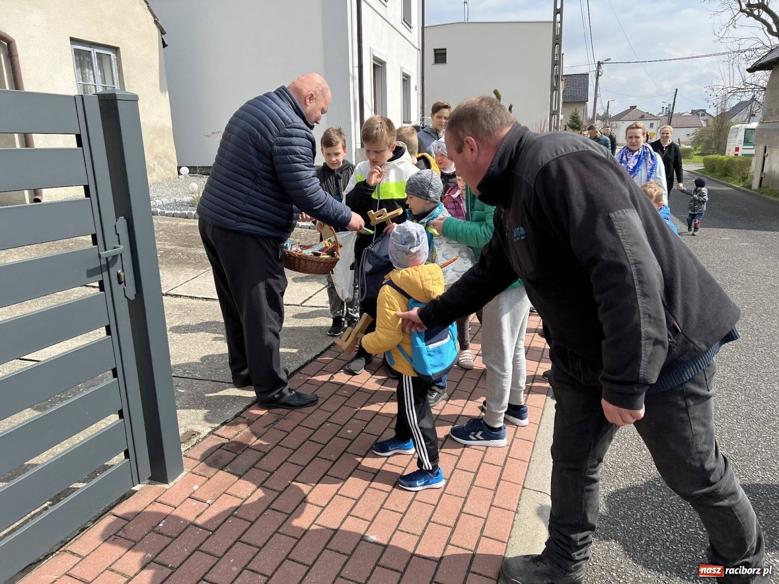Zdjęcie w galerii na portalu naszraciborz.pl: Z ojca na syna. Klekotanie w Raciborzu Sudole to tradycja od wieków wiadomości z regionu